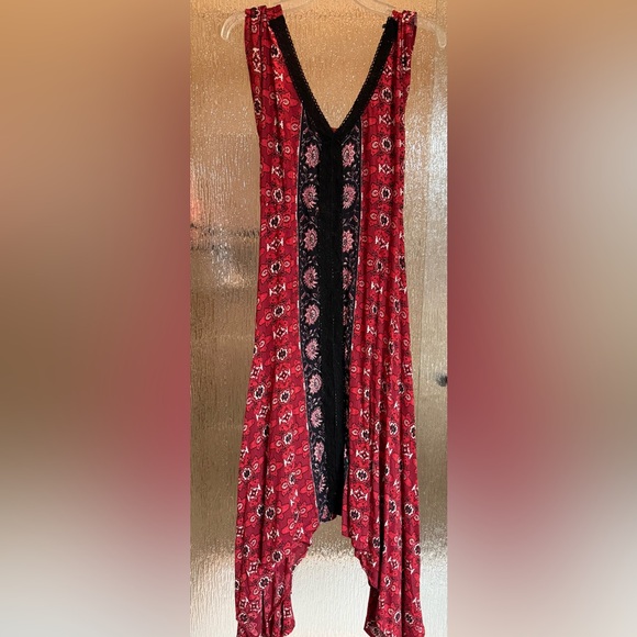 Nostalgia Dresses & Skirts - 💃Nostalgia Red and Black Floral Boho Dress